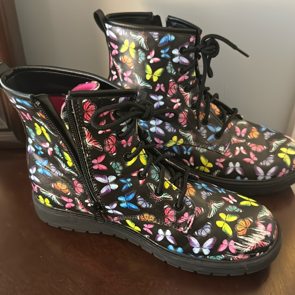 Skechers girls boots girls size 6. Bought at Nordstrom.